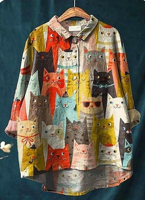 Paula – Legere Damenbluse mit künstlerischem Katzenprint – Produktansicht 1