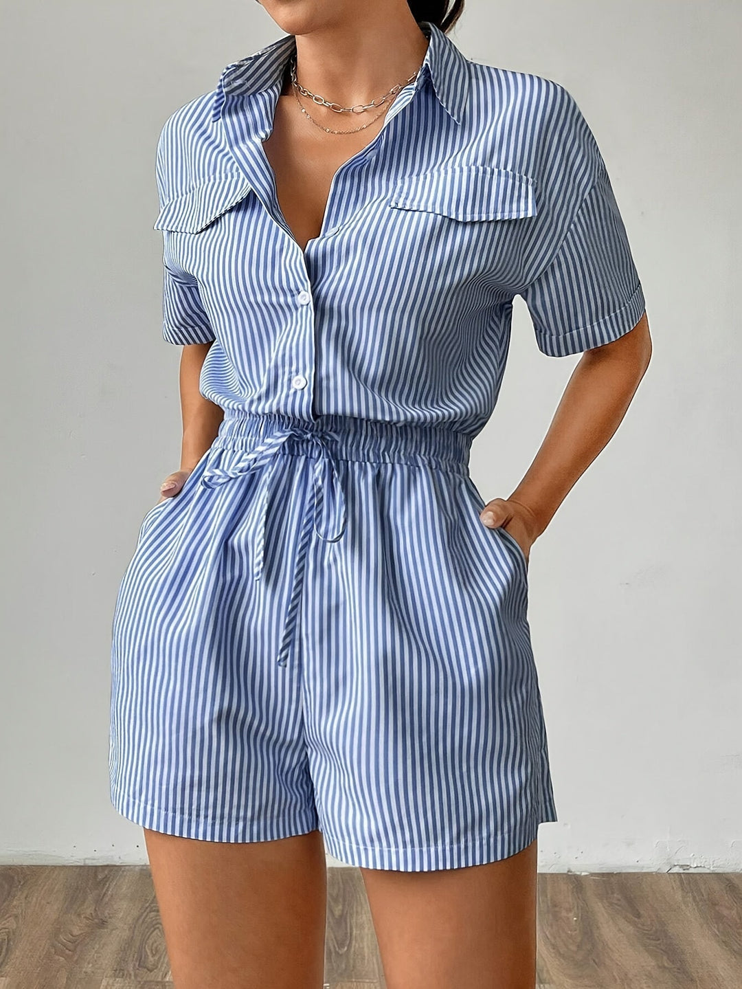 Trendiger Damen Jumpsuit mit kurzen Ärmeln für den Sommer - StreifenFrisch