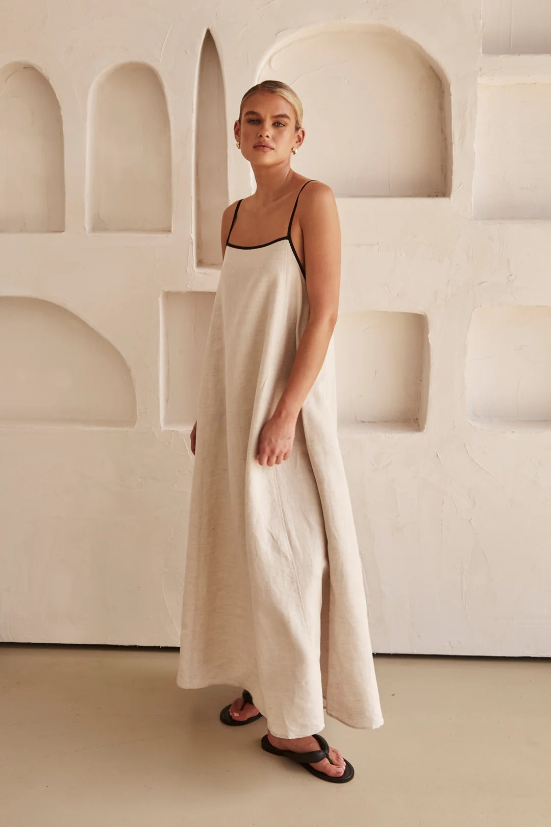 Beige Sommerkleid mit femininem Silhouette – Isara