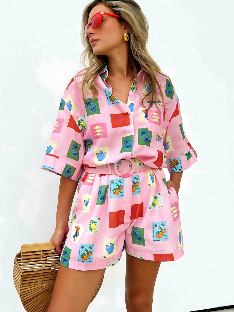 Trendige Sommer-Kombi aus bunter Bluse und Shorts - SonneSet