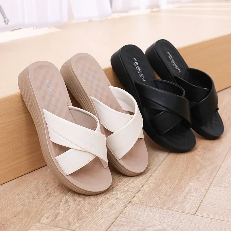 Damen Wedge-Slipper aus Lederimitat mit offener Zehenpartie – Cassy