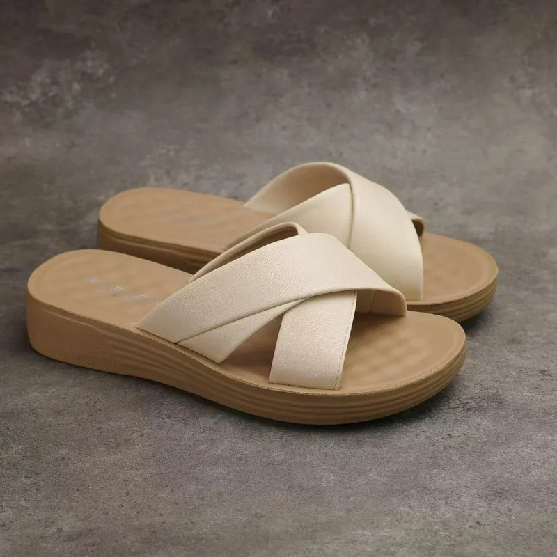 Damen Wedge-Slipper aus Lederimitat mit offener Zehenpartie – Cassy