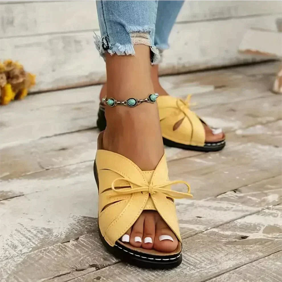 Orthopädische Wedgesandalen mit gewölbtem Knopf – Mirella