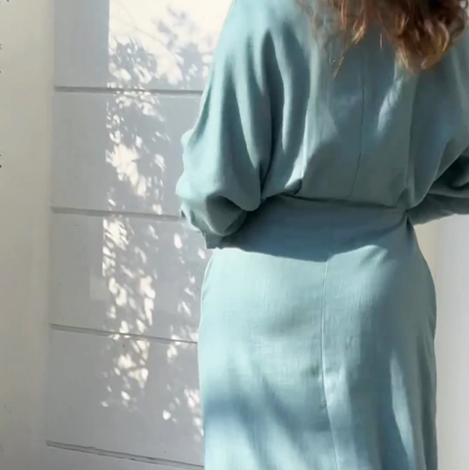 Himmelblaue Sommerkleid mit Taillengürtel und langen Ärmeln – Fay