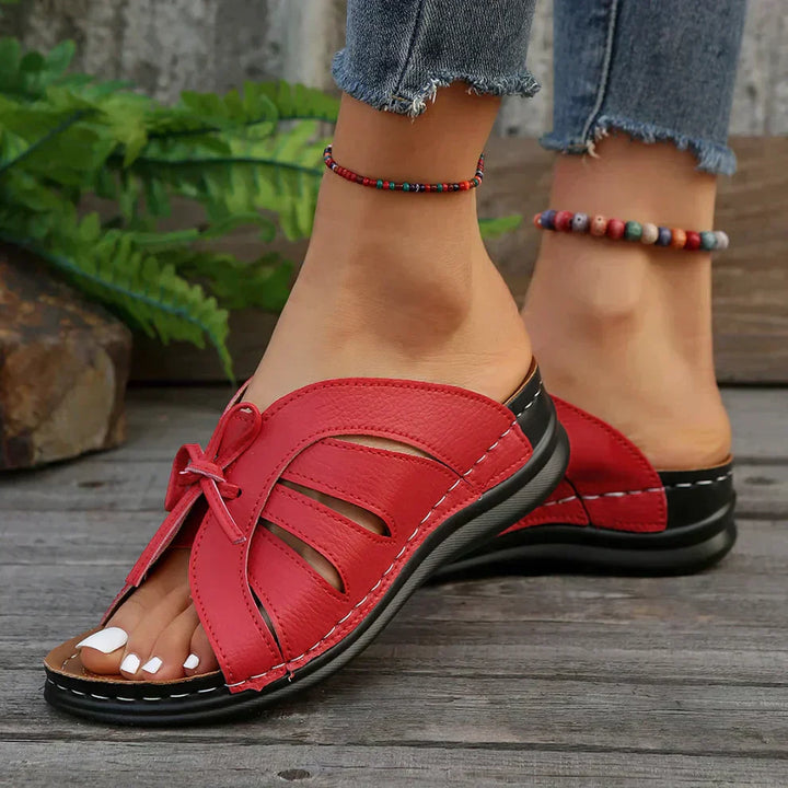 Orthopädische Wedgesandalen mit gewölbtem Knopf – Mirella