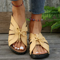 Orthopädische Wedgesandalen mit gewölbtem Knopf – Mirella