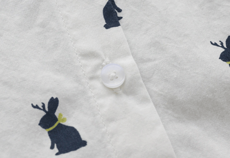 Verspieltes Shirtkleid mit Hasenprint und Reverskragen – Elina