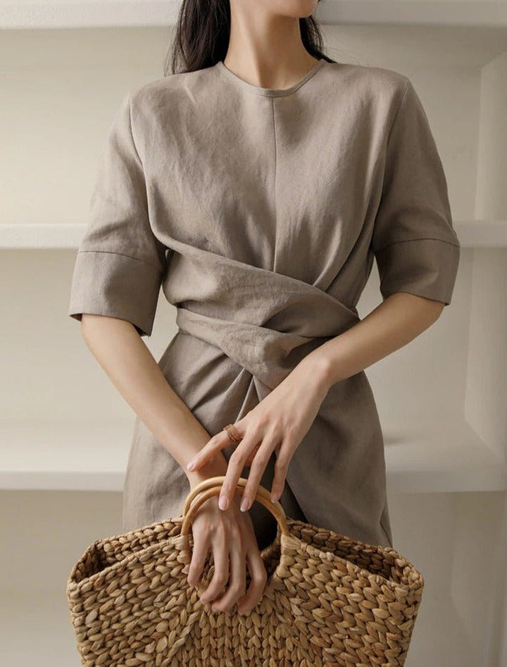 Leichtgewicht Khaki Sommerkleid mit verstellbarem Bund – Isalie