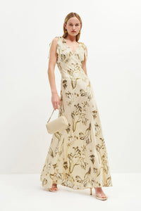 Auslaufendes Beige Maxikleid mit Knopfdetail – Ysolde