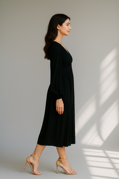 Schwarzes Midikleid mit langen Ärmeln und V-Ausschnitt