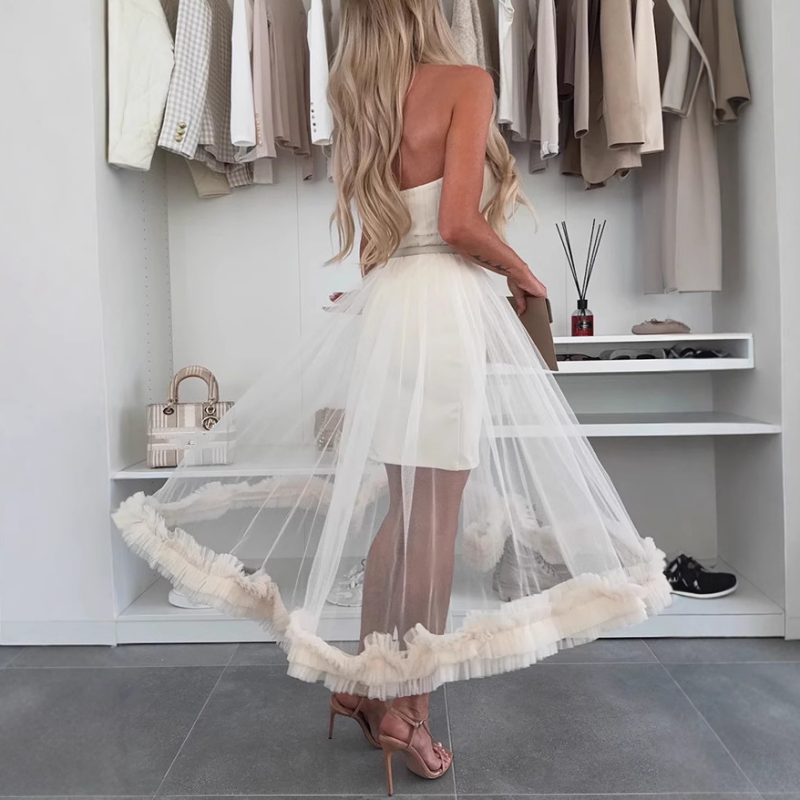 Schulterfreies Tüllkleid mit Volants – Nea